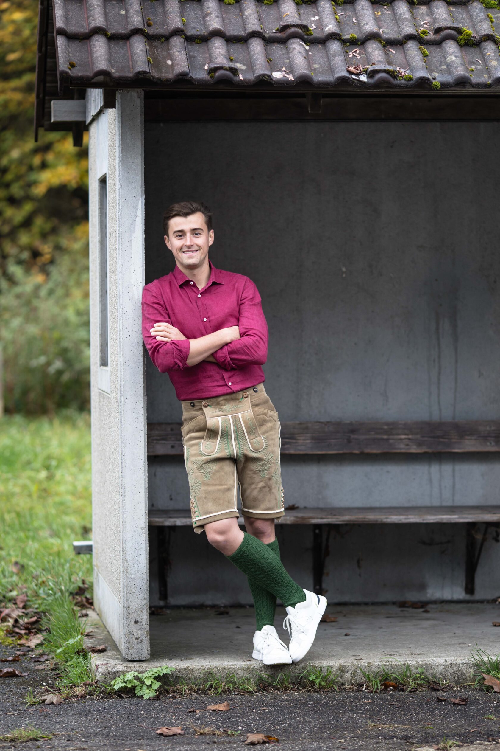 Nikolaus_LeinenMaßhemd_handbestickteHirschlederhose