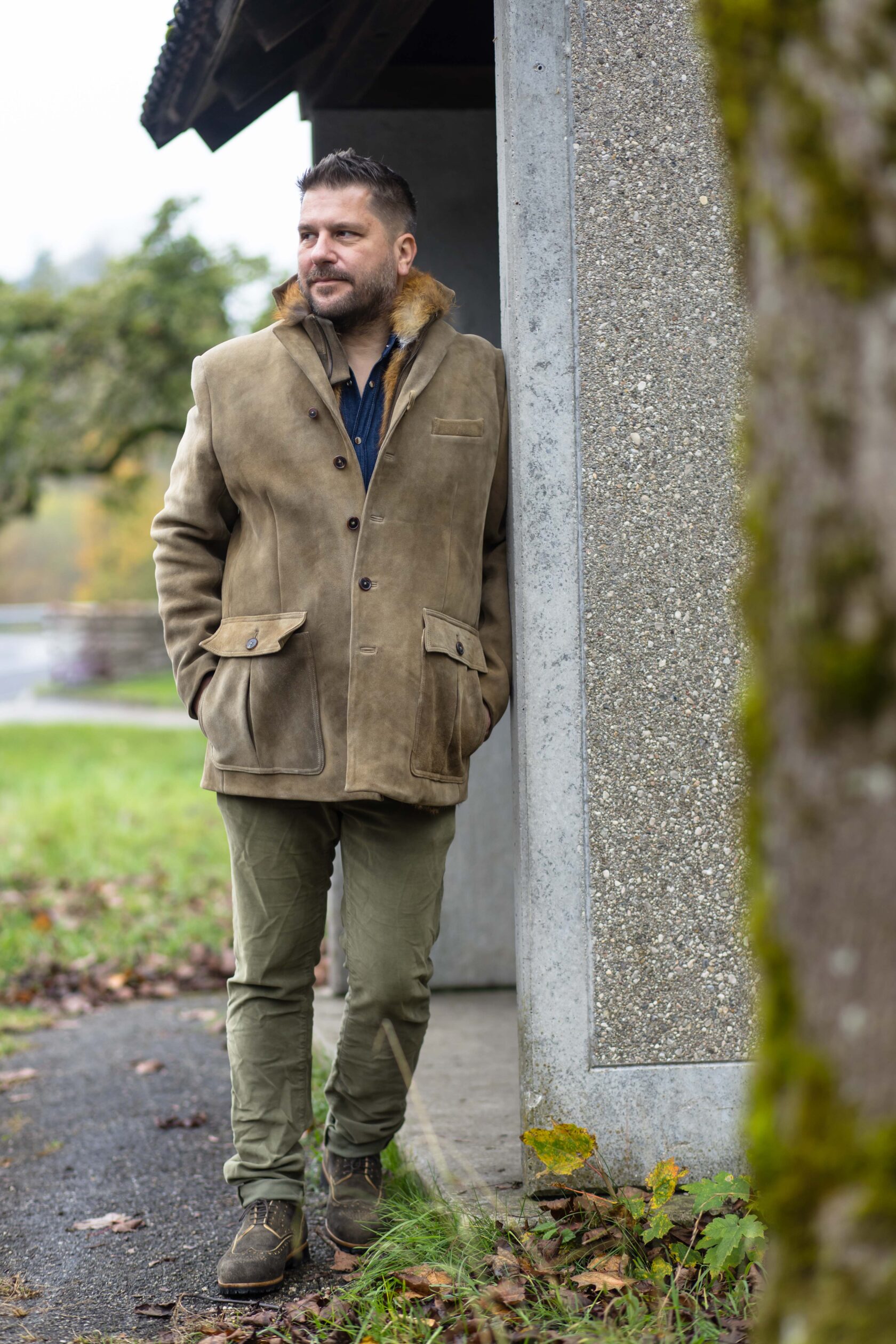 Roman_HirschlederjackeXFuchs_“JFK“_Jeanshemd